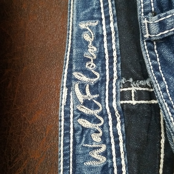 #V - Wallflower Authentic Denim Sz 7 Bootcut Mid Washed Jeans - Picture 6 of 13